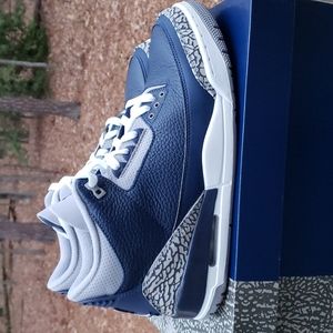 Used pair shoes men 10.5 Jordan retro 3 colorway midnight navy and white